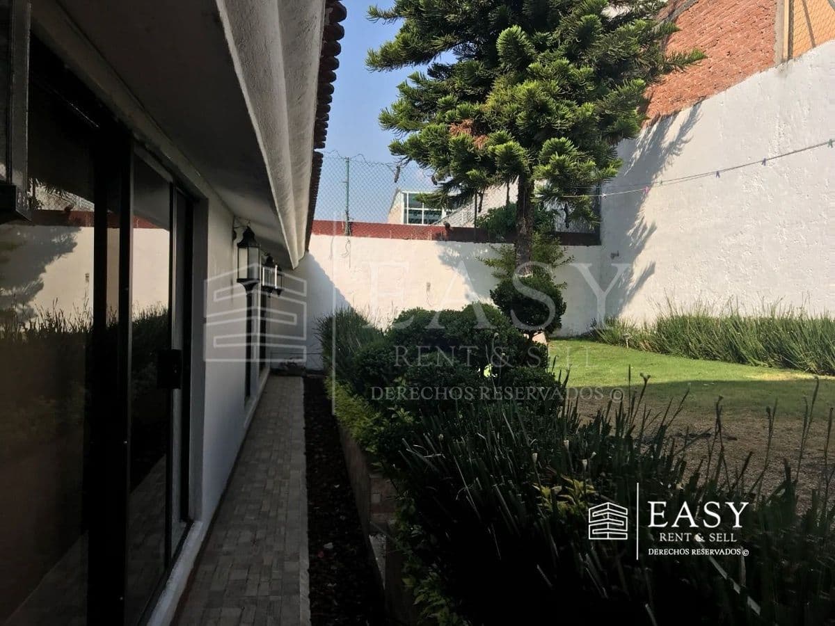 Venta de Casa en Zona Residencial con Jardín — fotografía 1
